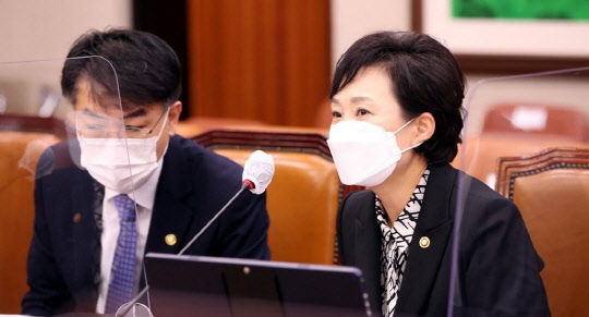 김현미(오른쪽) 국토부 장관이 지난 19일 열린 국회 교통위원회 전체회의에서 답변하고 있다. 왼쪽은 윤성원 국토부 1차관. <연합뉴스>